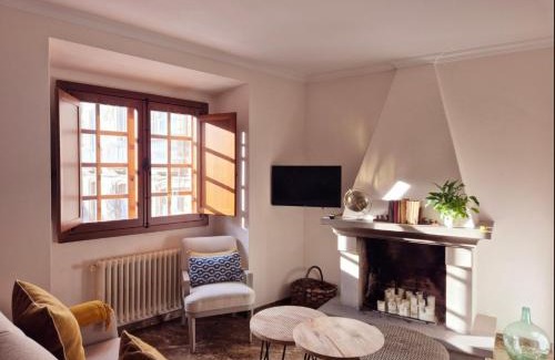 Pontevedra Old Town Apartment | Elegant Dúplex at Pazo Marqués de Aranda - Guest Rated 9.7