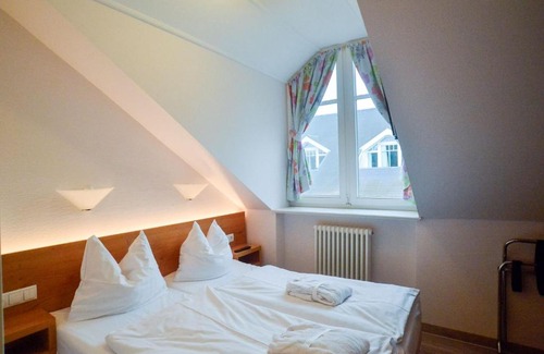 Binz Apartment | Cozy Dünenpark Binz: Top-Rated Oceanfront Retreat for Families