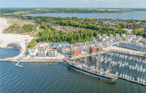 Travemuende Apartment | Experience Dnenvilla: 5-Star Stay with Family-Friendly Dining