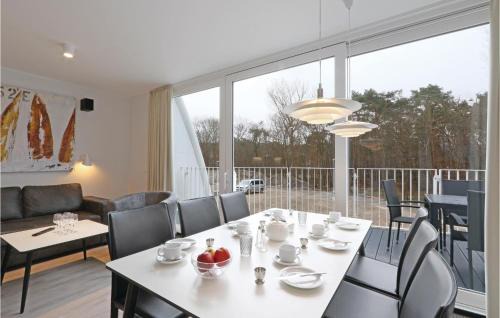 Travemuende Apartment | Elegant Dünenvilla: Family-Friendly Retreat with Dining