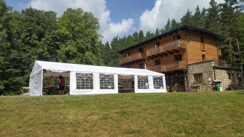 Budislav House | Discover Dum Bratri Capku: Pet-Friendly Retreat with Dining