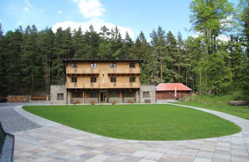 Budislav House | Discover Dum Bratri Capku: Pet-Friendly Retreat with Dining