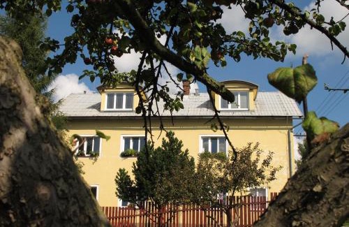 Krasna Lipa House | Budget-Friendly Dům U Šípku: Pet & Child Friendly Stay