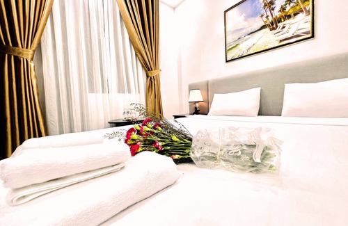 Cua Lap Hotel | Guest Rated 10/10: Dương Đông Hotel with Pool & Breakfast