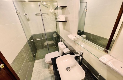 Cua Lap Hotel | Guest Rated 10/10: Dương Đông Hotel with Pool & Breakfast
