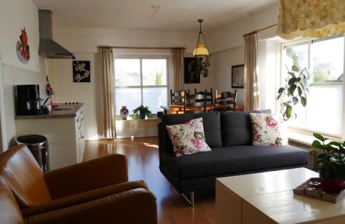 Molkwerum Apartment | Family-Friendly d'AldeSkoalle: Poolside Bliss Awaits