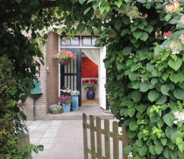 Molkwerum Apartment | Family-Friendly d'AldeSkoalle: Poolside Bliss Awaits