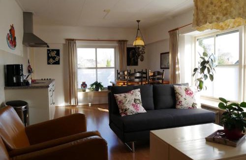 Molkwerum Apartment | Family-Friendly d'AldeSkoalle: Poolside Bliss Awaits