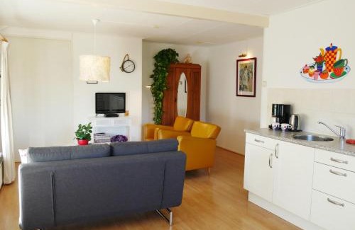 Molkwerum Apartment | Family-Friendly d'AldeSkoalle: Poolside Bliss Awaits