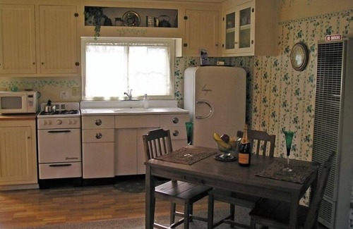 Mariposa Cottage | Inviting D&E Digs: Relax Amidst Woods and Starry Nights
