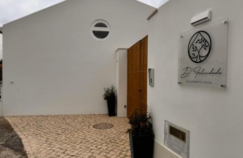 Mouraria Villa | Discover D'Felicidade: Oceanfront Retreat with Pool Access