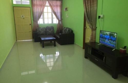 Kampung Geliga Besar House | Escape to D'FIEZA HOMESTAY KEMAMAN with Ocean Views