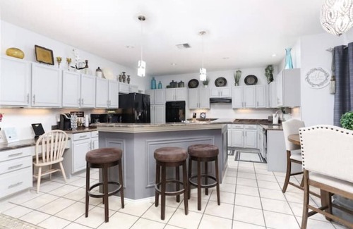San Antonio House | Discover D'Hidden Gem: Sleeps 16 with Heated Pool & Spa