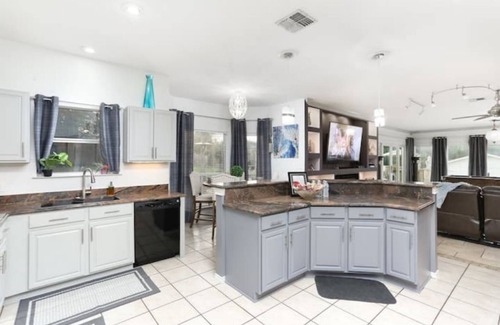 San Antonio House | Discover D'Hidden Gem: Sleeps 16 with Heated Pool & Spa