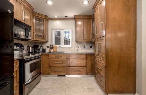 Haysboro House | Tranquil Retreat by Glenmore Reservoir with Spa & Hot Tub