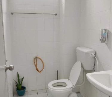 Wakaf Che Yeh Apartment | Welcoming D'Irish Homestay: Family-Friendly Retreat Awaits
