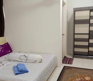 Wakaf Che Yeh Apartment | Welcoming D'Irish Homestay: Family-Friendly Retreat Awaits