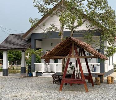 Pendang District House | Top-Rated D'LaMar Homestay with Kitchen Amenities