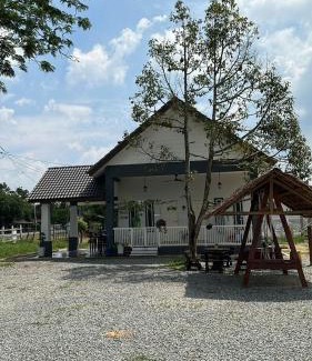 Pendang District House | Top-Rated D'LaMar Homestay with Kitchen Amenities