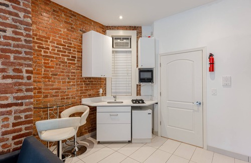 East Harlem Apartment | Cozy Loft Studio Near Park Ave with Kitchen & Breakfast