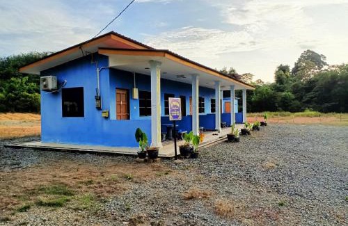 Kuala Tahan Cabin | Cozy D'pinggir Guest Room with Breakfast & Fireplace