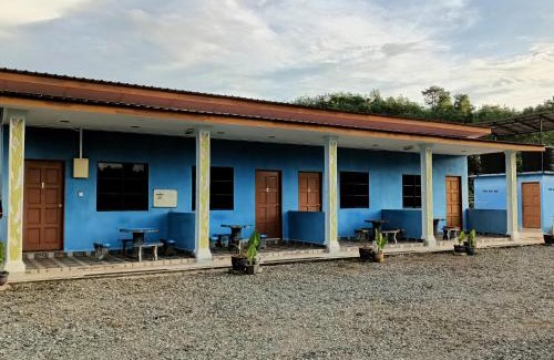 Kuala Tahan Cabin | Cozy D'pinggir Guest Room with Breakfast & Fireplace