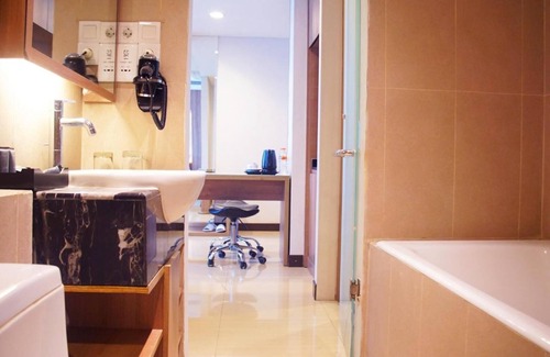 East Kuningan Hotel | Comfortable Stay at d'primahotel Mega Kuningan with Pool