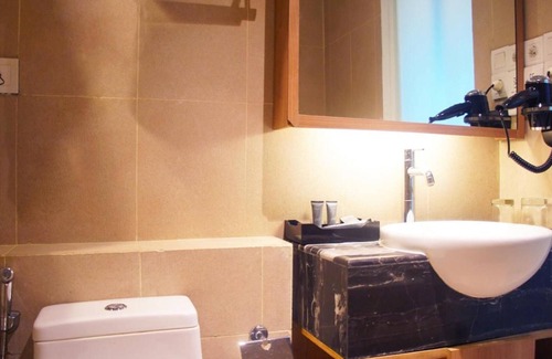 East Kuningan Hotel | Comfortable Stay at d'primahotel Mega Kuningan with Pool