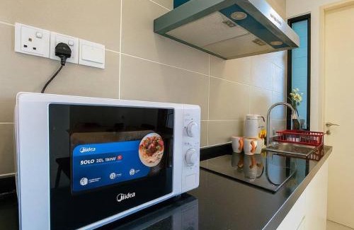 Medini Apartment | Family-Friendly D'Pristine Legoland Apartment with Pool