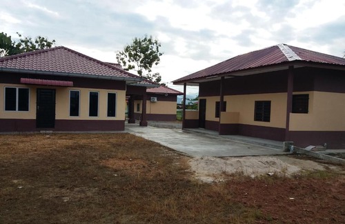Kuala Teriang Ski Chalet | Budget-Friendly D,Reena Homestay with Pet-Friendly Options