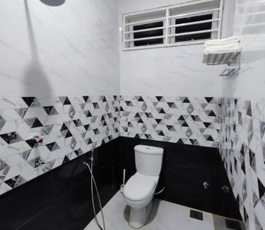 Kampung Dusun Rendah House | Relax at D’wokah Roomah with Oceanfront Pool Access