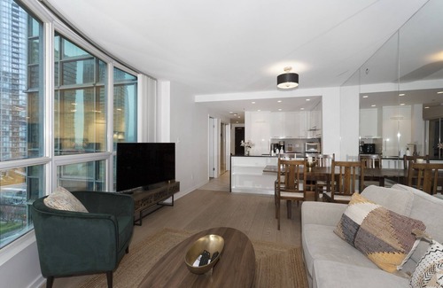 Coal Harbour Condo | Inviting Waterfront 2-Bedroom Retreat with Spa & Breakfast
