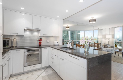 Coal Harbour Condo | Inviting Waterfront 2-Bedroom Retreat with Spa & Breakfast