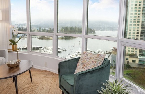 Coal Harbour Condo | Inviting Waterfront 2-Bedroom Retreat with Spa & Breakfast