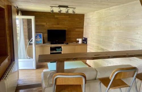 Imphy Apartment | Cozy D5 Cocon Boisé: WiFi, Parking & Family-Friendly