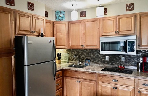 Historic Kailua Village Apartment | Oceanfront Relaxation at Da KONA WEST 305 - Book Now!