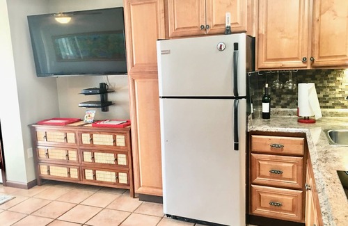 Historic Kailua Village Apartment | Oceanfront Relaxation at Da KONA WEST 305 - Book Now!