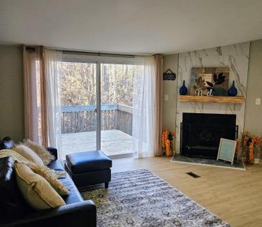 Mountain Island House | Discover Da.Luxe Cottage: Pet-Friendly Retreat on 1.56 Acres