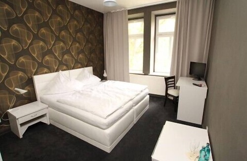 Markkleeberg House | Welcoming da Marcello Restaurant & Pension with Pool Access