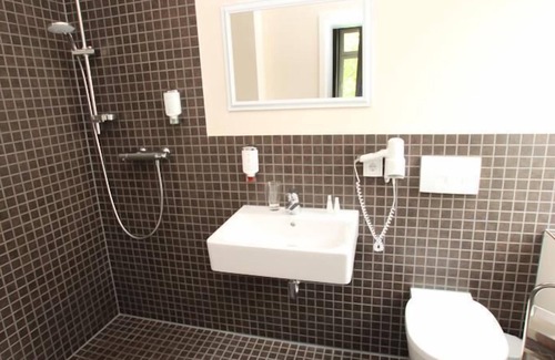 Markkleeberg House | Welcoming da Marcello Restaurant & Pension with Pool Access