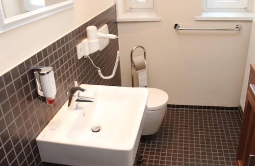 Markkleeberg House | Welcoming da Marcello Restaurant & Pension with Pool Access