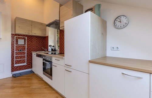 Hernals Apartment | Cozy Cottage Retreat - Tranquil Escape Near City Center