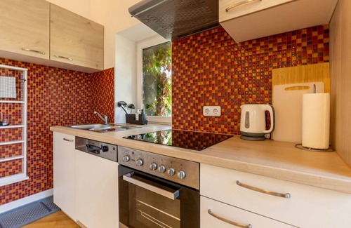 Hernals Apartment | Cozy Cottage Retreat - Tranquil Escape Near City Center