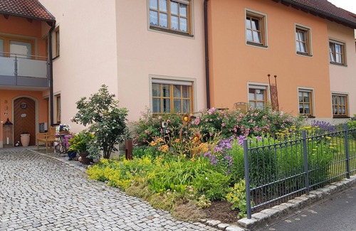 Viereth-Trunstadt Apartment | Cozy Balcony Apartment for Two with Spa & Breakfast