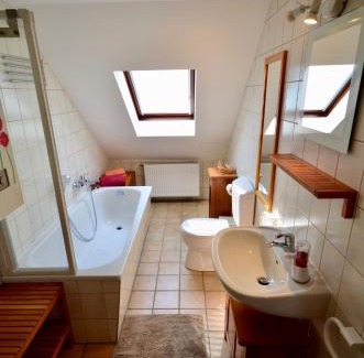 Bothfeld Apartment | Elegant Dachgeschosswohnung - Family-Friendly Retreat