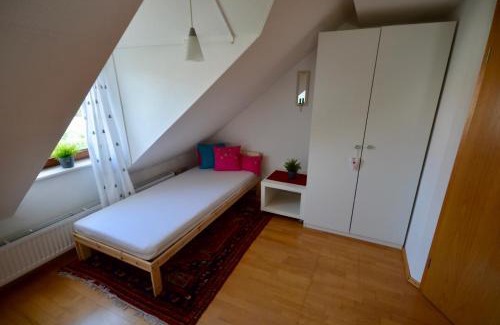 Bothfeld Apartment | Elegant Dachgeschosswohnung - Family-Friendly Retreat