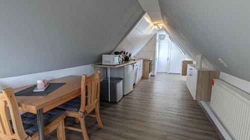 Nordleda Apartment | Top-Rated Dachgeschosswohnung Wilhelm with Pool Access