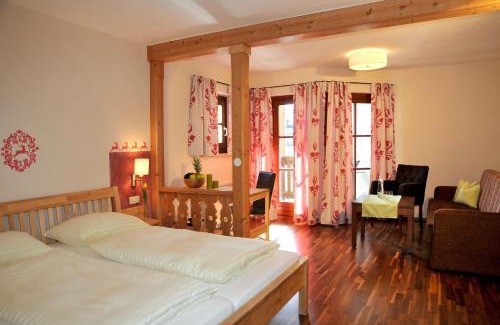 Russbach am Pass Gschuett Apartment | Charming Kirchenwirt Russbach: Family-Friendly Retreat