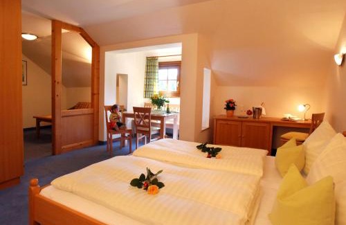 Russbach am Pass Gschuett Apartment | Charming Kirchenwirt Russbach: Family-Friendly Retreat