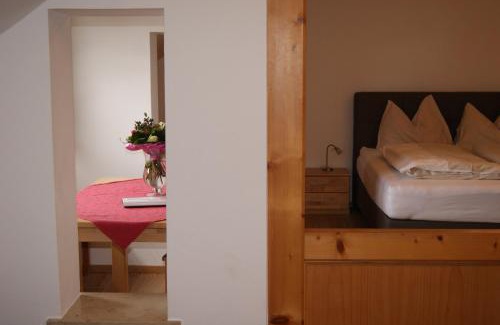 Russbach am Pass Gschuett Apartment | Charming Kirchenwirt Russbach: Family-Friendly Retreat